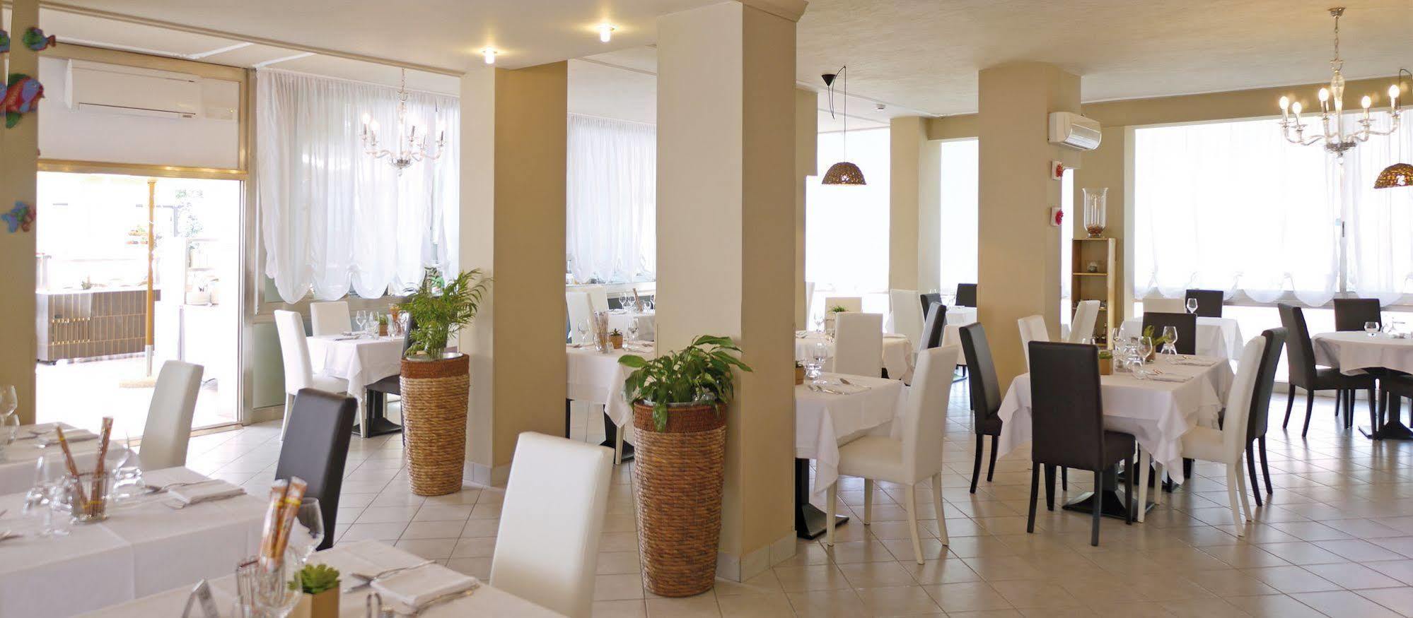 Hotel La Brezza Frontemare Lido di Jesolo Buitenkant foto