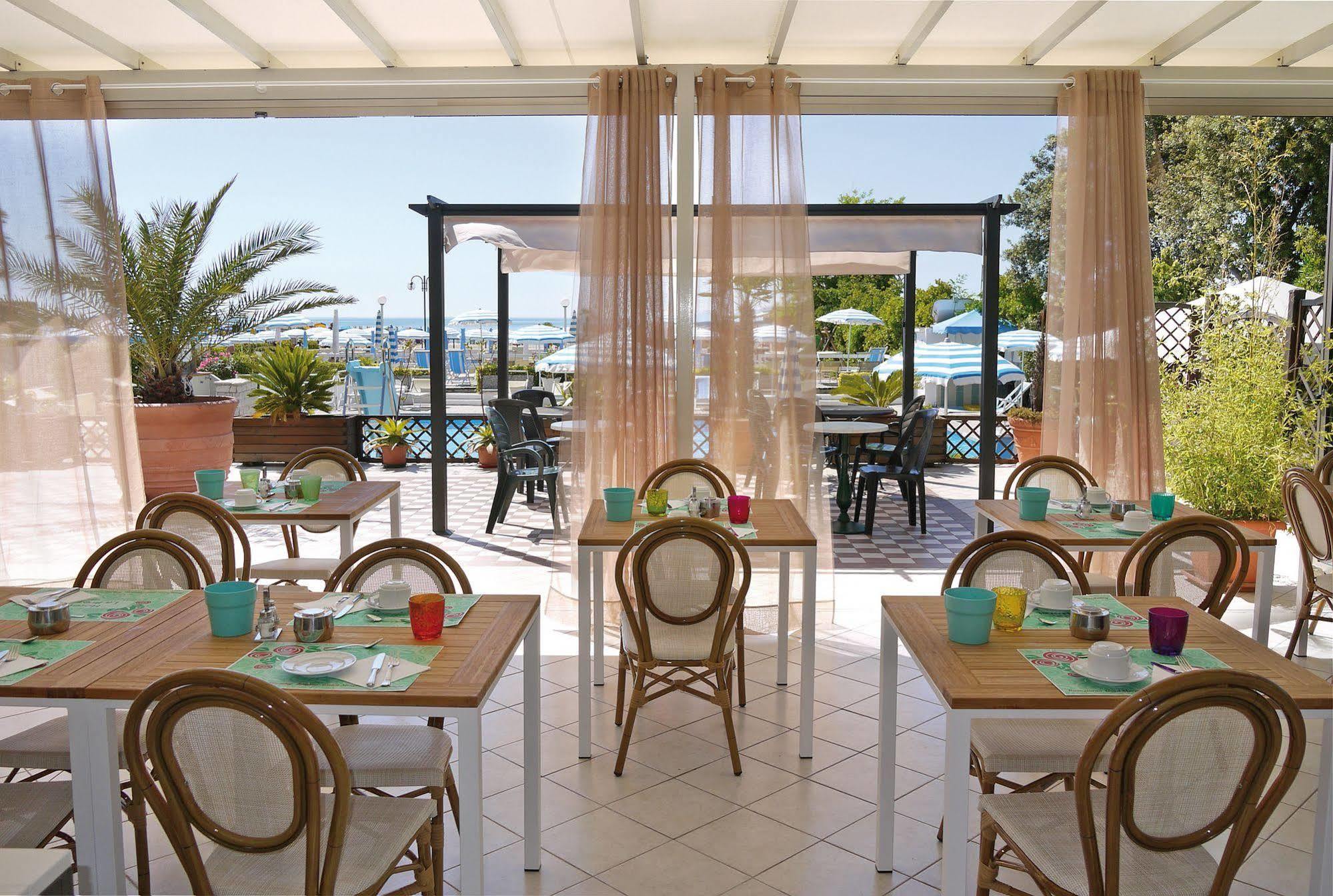 Hotel La Brezza Frontemare Lido di Jesolo Buitenkant foto