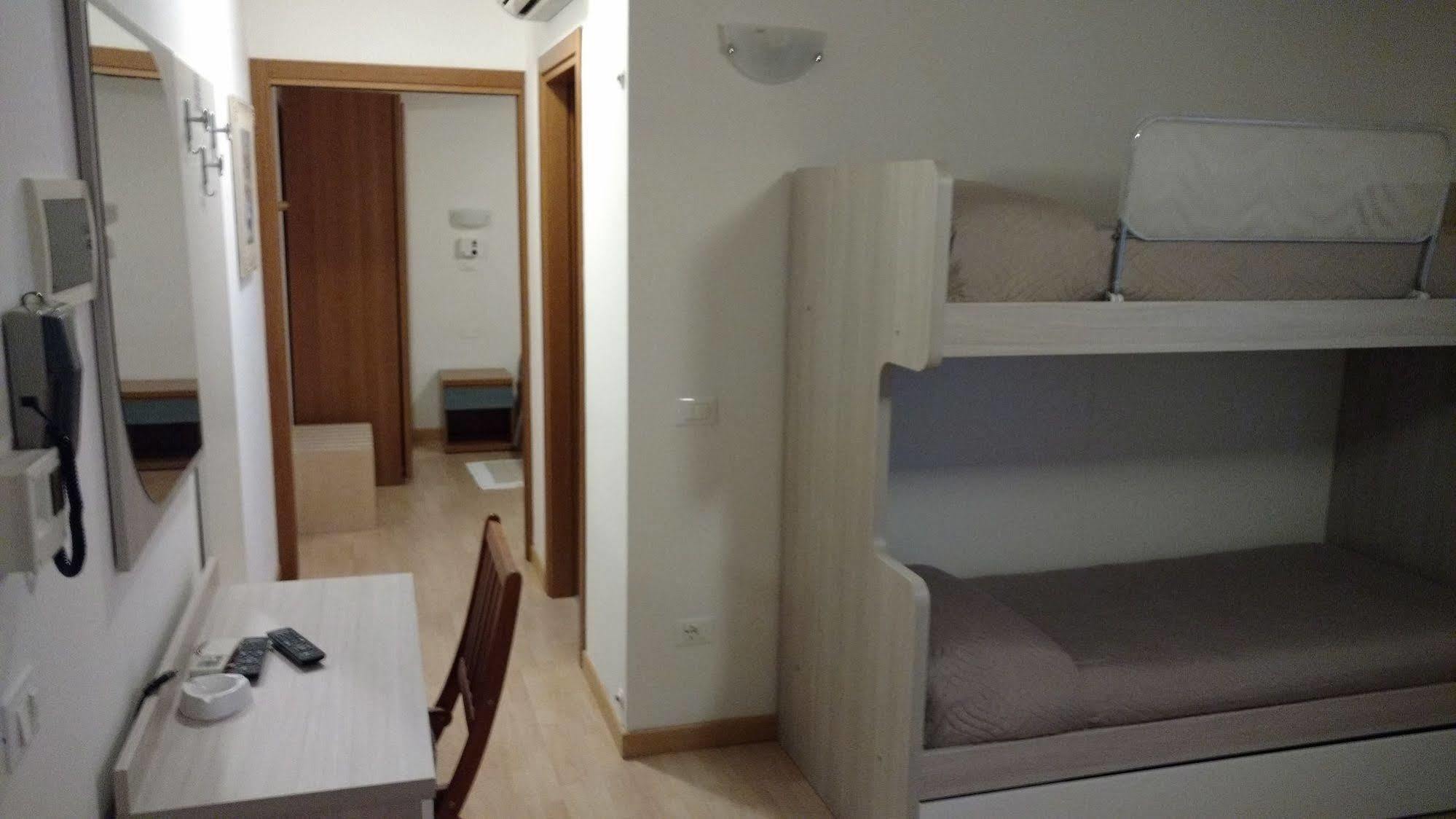 Hotel La Brezza Frontemare Lido di Jesolo Buitenkant foto