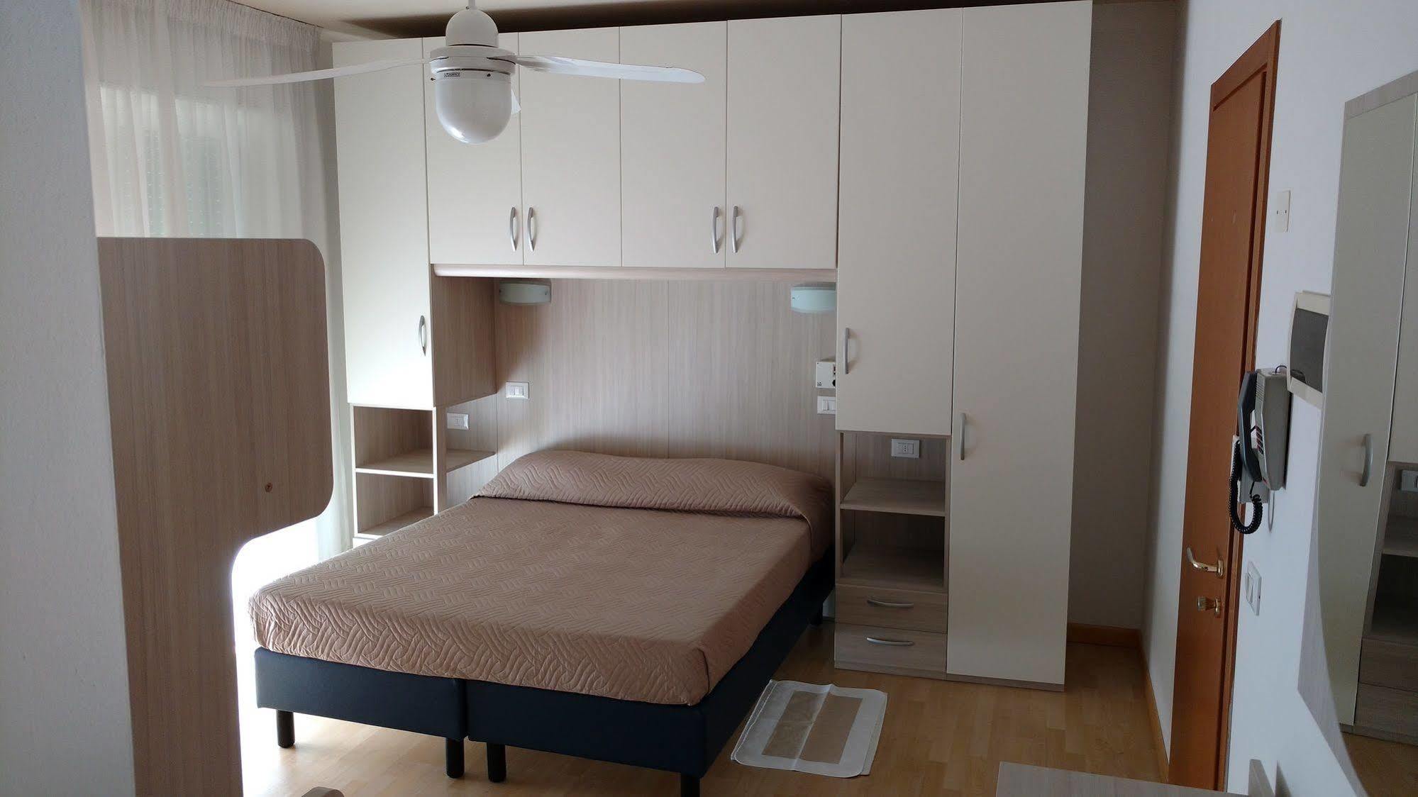 Hotel La Brezza Frontemare Lido di Jesolo Buitenkant foto