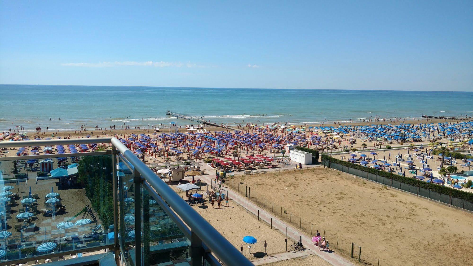 Hotel La Brezza Frontemare Lido di Jesolo Buitenkant foto