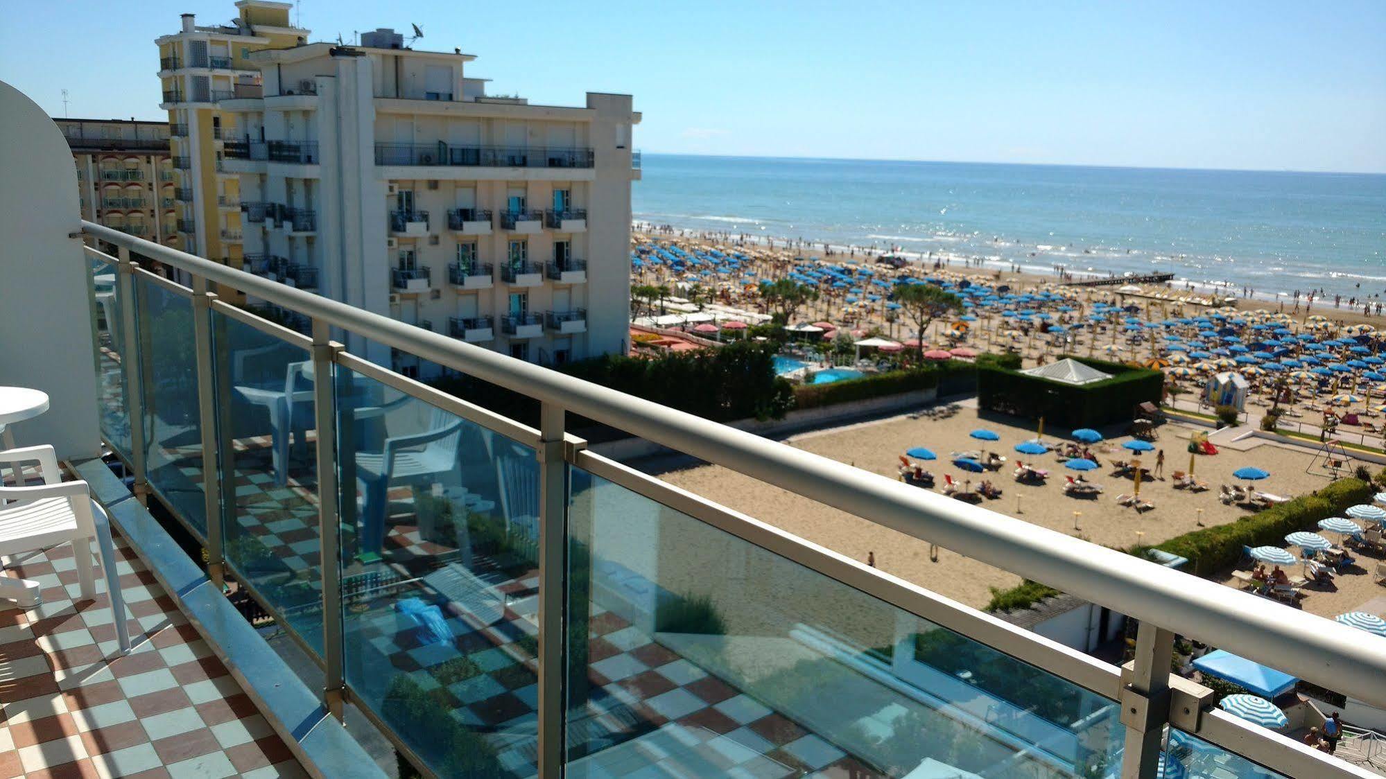 Hotel La Brezza Frontemare Lido di Jesolo Buitenkant foto