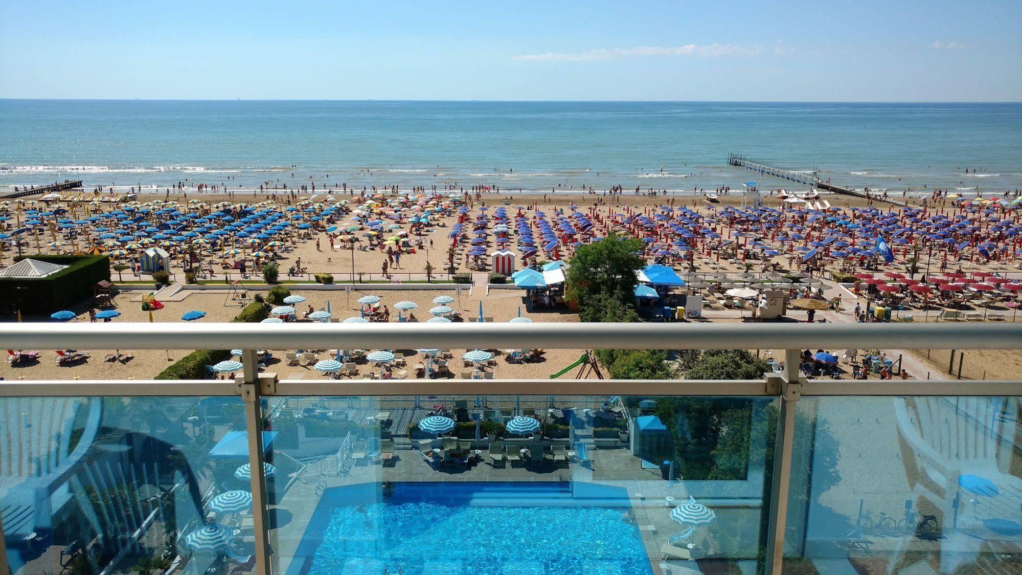 Hotel La Brezza Frontemare Lido di Jesolo Buitenkant foto